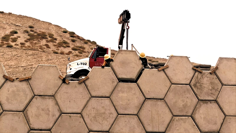 Montaje de paneles hexagonales de un muro de Grupo LCI