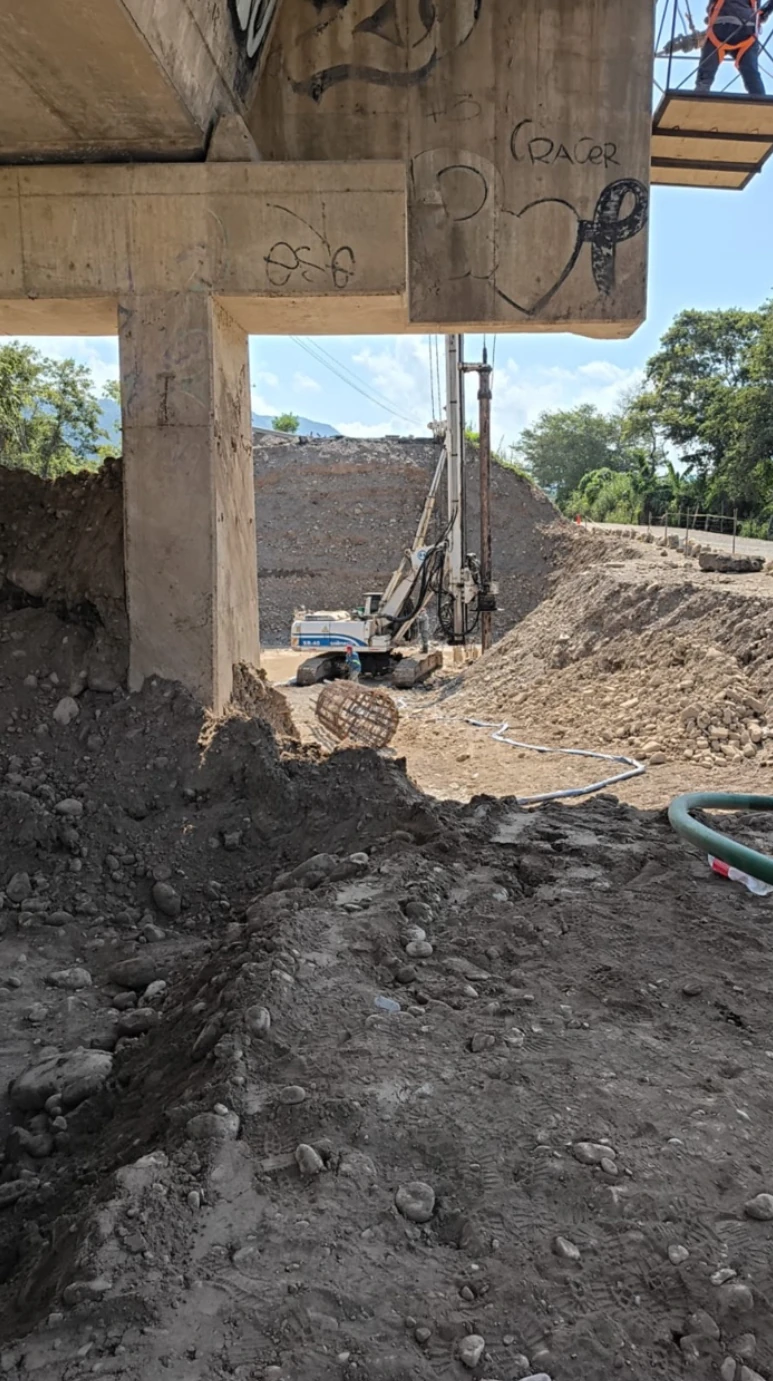 Puente Garcés · vista del equipo y de la excavación bajo el puente existente
