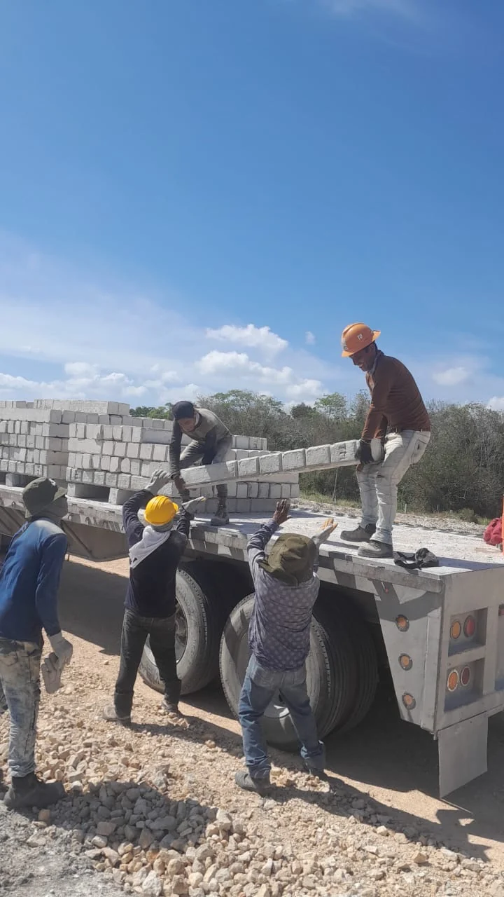 Descarga de postes de concreto en el frente de obra · Tren Maya